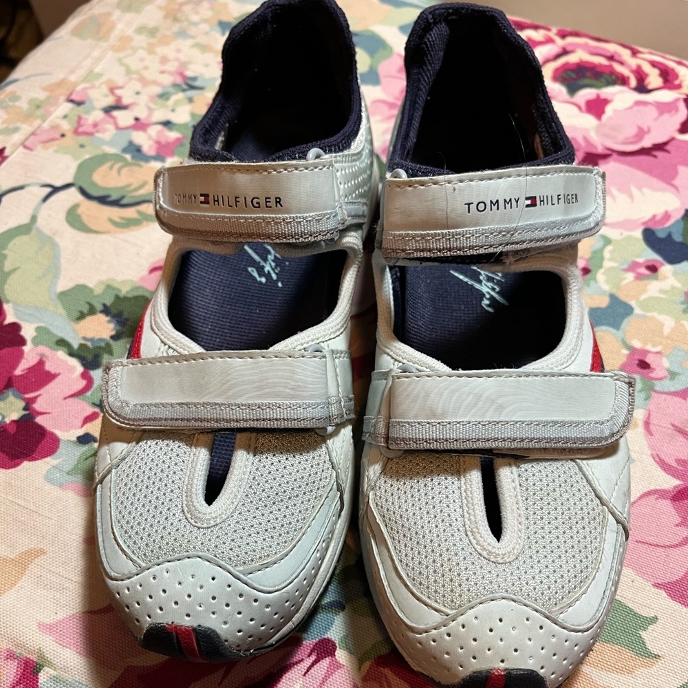 Tommy Hilfiger Grey Sneaker
Free: Brown peep- toe heels shoes - Picture 3 of 11